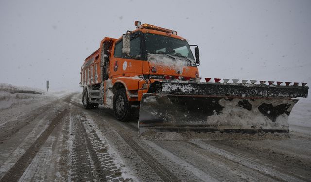 GÜNCELLEME 2 - Çığ nedeniyle kapanan Bayburt-Erzurum kara yolu ulaşıma açıldı