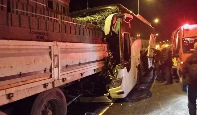 GÜNCELLEME - Anadolu Otoyolu'nda tıra çarpan yolcu otobüsündeki 2 kişi öldü, 2 kişi yaralandı