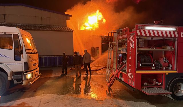 GÜNCELLEME - Düzce'de strafor fabrikasında çıkan yangına müdahale ediliyor