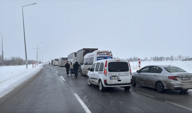 GÜNCELLEME - Kar ve tipi nedeniyle kapanan Sivas-Malatya kara yolu ulaşıma açıldı