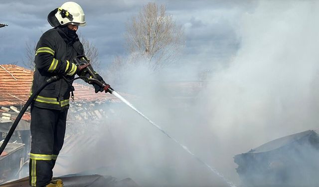 GÜNCELLEME - Kütahya'da mobilya atıklarının bulunduğu depoda çıkan yangın söndürüldü