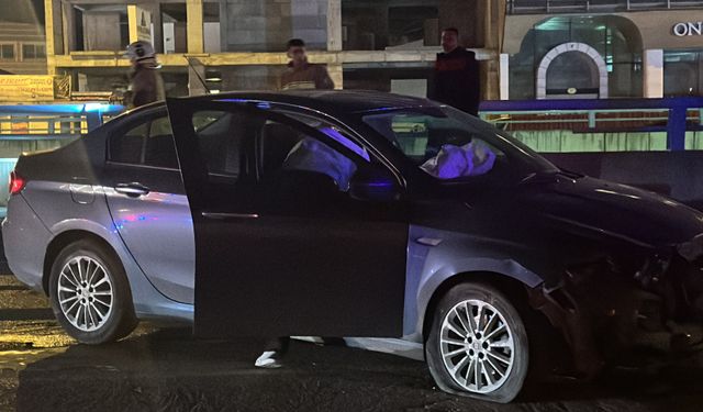 Hatay'da bariyere çarpan otomobilin sürücüsü yaralandı