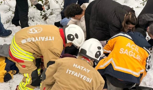 Hatay'da dereye düşen otomobildeki 5 kişi yaralandı