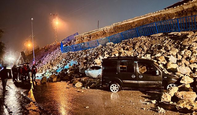 Hatay'da istinat duvarının çökmesi 6 araçta hasara yol açtı