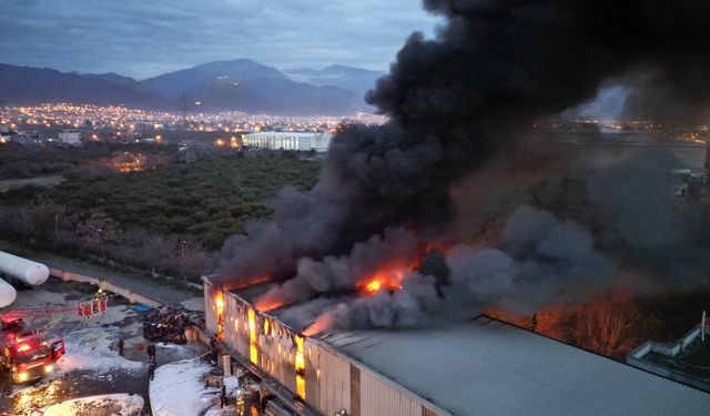 Hatay'da lastik deposunda çıkan yangın kontrol altına alındı