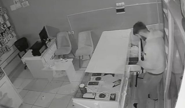 Iğdır'da iş yerinden 30 saniyede cep telefonu hırsızlığı güvenlik kamerasında