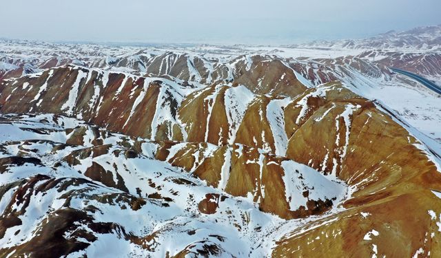 Iğdır'da kar Gökkuşağı Tepeleri'ni beyaza bürüdü