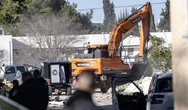 İsrail, işgal altındaki Doğu Kudüs'te UNRWA merkezini yıkmaya başladı