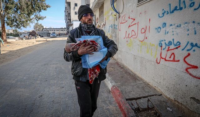 İsrail'in yakıt ve insani yardım girişini kısıtladığı Gazze'de 7 aylık bebek soğuktan öldü