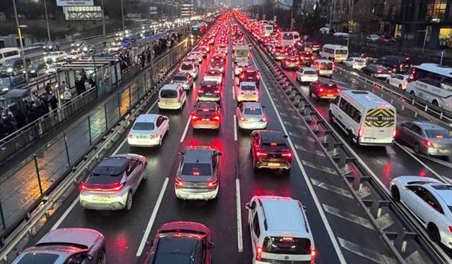 İstanbul'da akşam saatlerinde trafik yoğunluğu yüzde 85'e çıktı