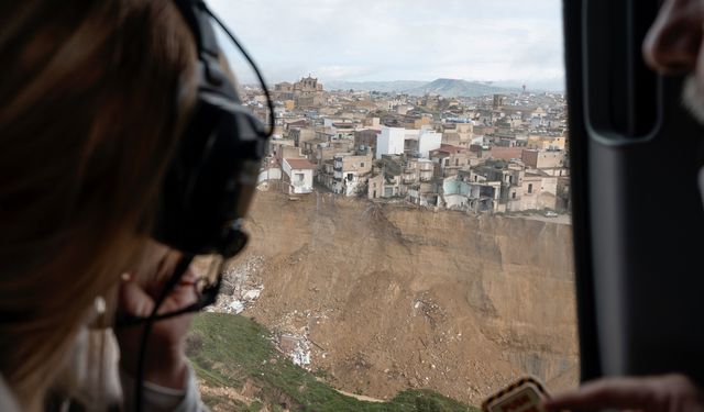 İtalya'da Başbakan Meloni, toprak kayması felaketi yaşayan ilçeyi ziyaret etti