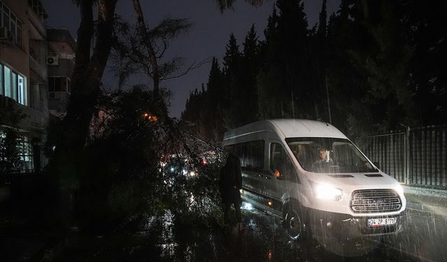 İzmir'de kuvvetli fırtına ve sağanak hayatı olumsuz etkiledi
