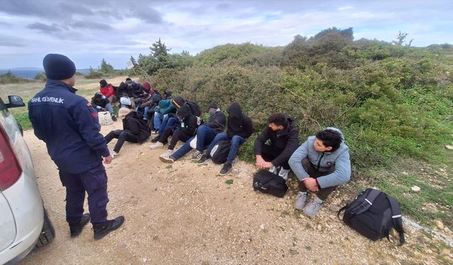 İzmir'de sürüklenen lastik bottaki 33 düzensiz göçmen kurtarıldı