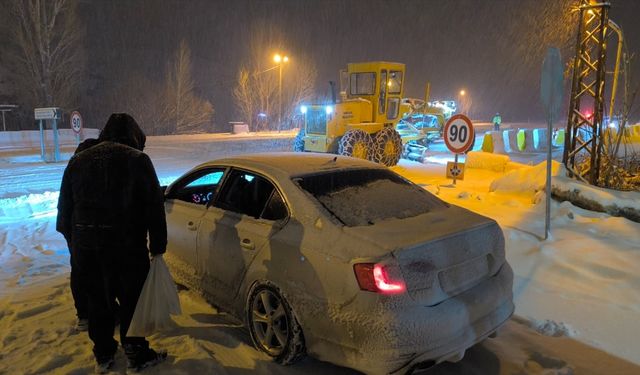 Kar ve tipi nedeniyle Malatya-Kayseri kara yolu ulaşıma kapatıldı