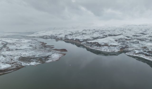 Kar yağışıyla beyaza bürünen Ilısu Barajı'nın çevresi dronla görüntülendi