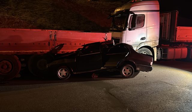 Karabük'te park halindeki tıra çarpan otomobildeki 2 kişi yaralandı