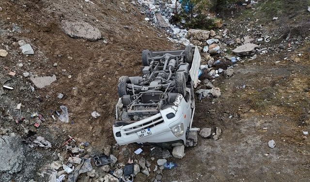 Karabük'te şarampole devrilen kamyonetteki 2 kişi yaralandı