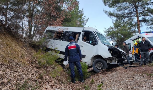 Karabük'te şarampole sürüklenen minibüsteki 17 kişi yaralandı