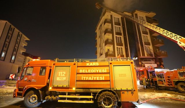 Kars'ta 6 katlı bir binanın çatı katında çıkan yangın söndürüldü