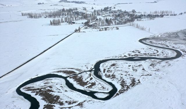 Kars'ta beyaza bürünen köy ve menderesler dronla görüntülendi