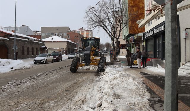 Kars'ta caddelerde biriken karlar kamyonlarla şehir dışına taşınıyor
