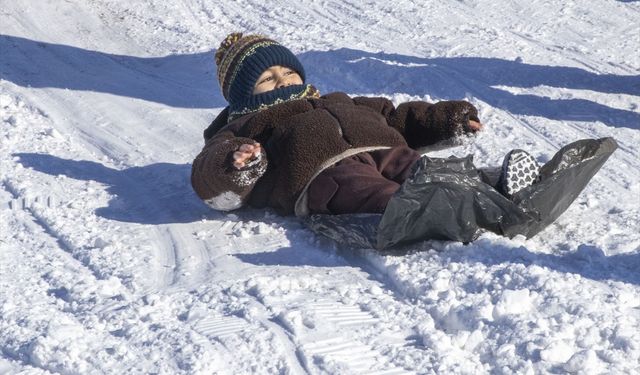 Kars'ta çocuklar yarıyıl tatilinde kızaklarla kayarak eğleniyor