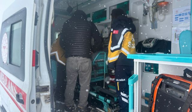 Kars'ta ekiplerin kar ve tipide hasta kurtarma mücadelesi