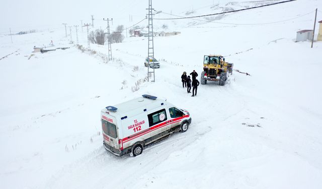 Kars'ta etkili olan yoğun kar yağışının ardından tüm köy yolları ulaşıma açıldı