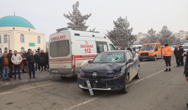 Kars'ta otomobilin çarpmasıyla ağır yaralanan yaya hastanede öldü