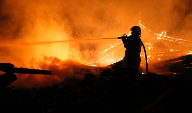 ⁠Kastamonu'da çıkan yangında 3 ev ve 2 samanlık zarar gördü