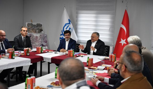 Kayseri'de tarihi Kapalı Çarşı esnafı, AA'nın 'Yılın Kareleri' oylamasına katıldı