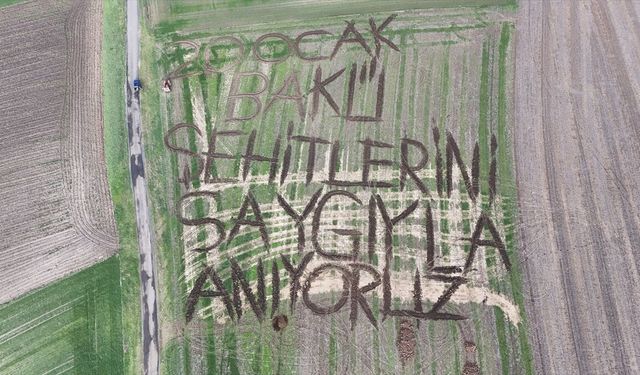 Kırklarelili çiftçi tarlasına pullukla '20 Ocak Bakü şehitlerini saygıyla anıyoruz' yazdı