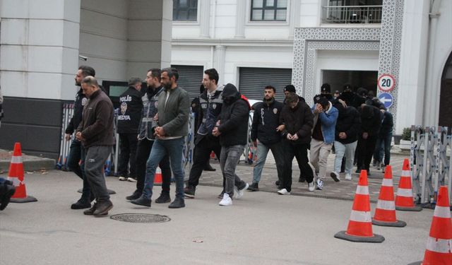 Kocaeli merkezli yasa dışı bahis operasyonunda yakalanan 61 zanlı adliyede
