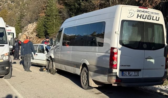 Konya'da minibüs ile otomobilin çarpıştığı kazada 1 kişi öldü, 1 kişi yaralandı