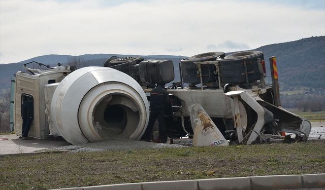 Kütahya'da aynı firmaya ait beton mikserlerinin çarpıştığı kazada 2 kişi yaralandı
