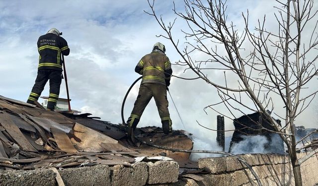 Kütahya'da mobilya atıklarının bulunduğu depoda çıkan yangına müdahale ediliyor