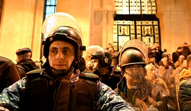 Lübnan'da maaşlarının iyileştirilmesini isteyen emekli askerler, Meclis binasına girmeye çalıştı