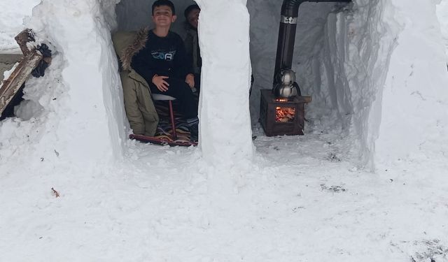 Malatya'da bir baba, çocukları için kardan ev yaptı