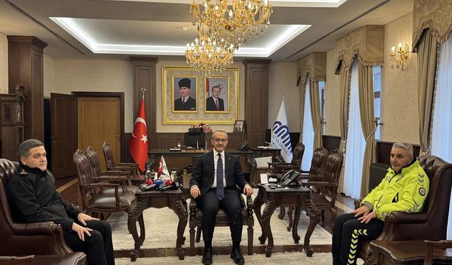 Malatya'da çorabını çıkarıp üşüyen çocuğa giydiren polis memuruna başarı belgesi