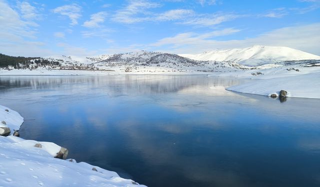 Malatya'daki Sürgü Barajı'nın yüzeyi buz tuttu