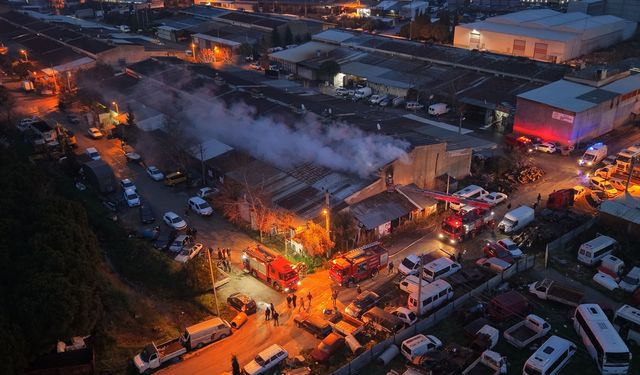 Manisa'da marangoz atölyesinde çıkan yangın söndürüldü