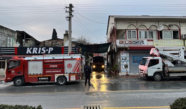 Mersin'de iki katlı ev yangında kullanılamaz hale geldi