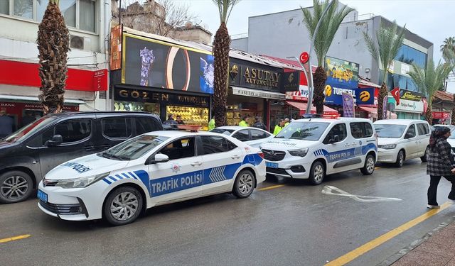 Mersin'de kuyumcuyu soyan zanlı tabancayla havaya ateş ederek kaçtı