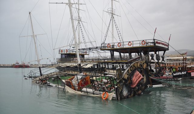 Mersin'in Silifke ilçesinde fırtına etkili oldu