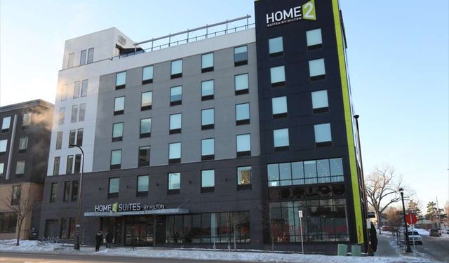 Minnesota'da Pretti'nin ölümünün ardından ICE görevlilerinin kaldığı düşünülen otelin önünde protesto