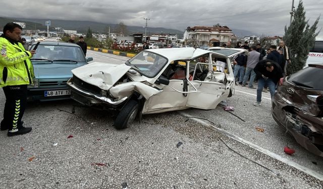 Muğla'da zincirleme kazada 4 kişi yaralandı