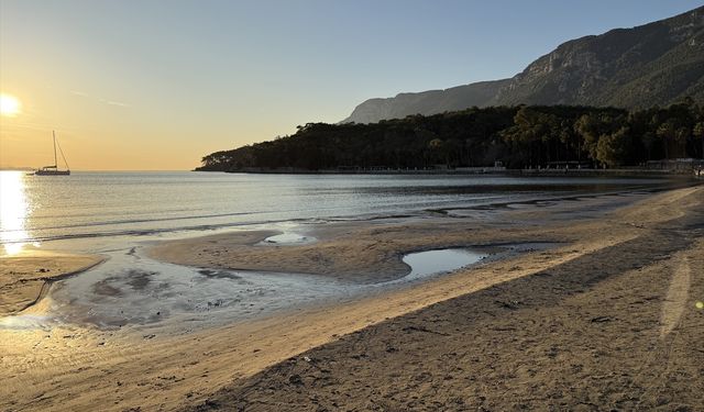 Muğla'nın Akyaka sahilinde deniz suyu çekildi