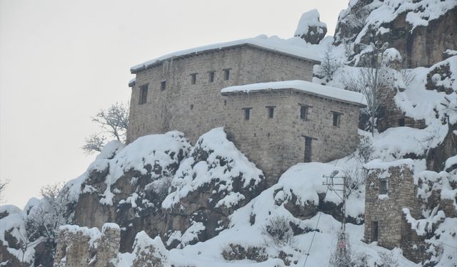Muş'a atanan öğretmenler güllerle karşılandı