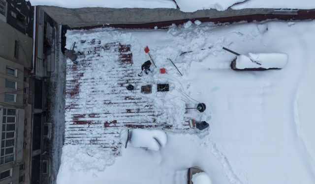 Muş'ta işçiler bellerine bağladıkları iple çatılarda kar temizliği yapıyor