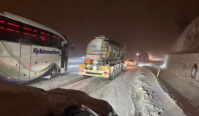 Osmaniye'de kar nedeniyle yolda mahsur kalanları İl Özel İdaresi ve itfaiye ekipleri kurtardı